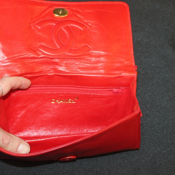 CHANEL Rare Vintage Red Sequin Leather Clutch - Picture 4 of 8